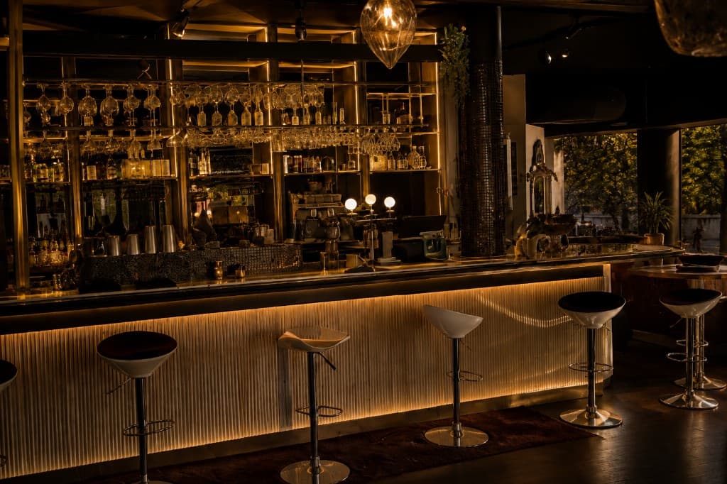 Baren och interiör på Riva Bistro — varm belysning
